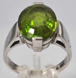 RING ovaler, geschliffener Peridot in Weißgoldfassung 18ct, Goldschmiedemarke, 6,7g, Gr. 55