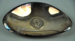 SILBER-LOT bestehend aus einem kleinen Bilderrahmen, Silber 800, 11,5x8cm u. einer nierenförmigen