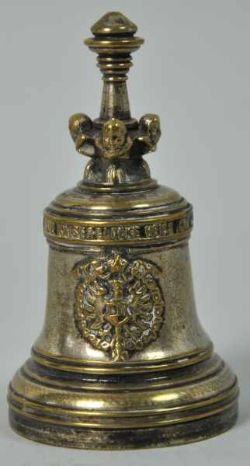 TISCHGLOCKE Miniatur der Kaiserglocke (Gloriosa), dekoriert mit aufgel. Kaiser-Wappen und Relief