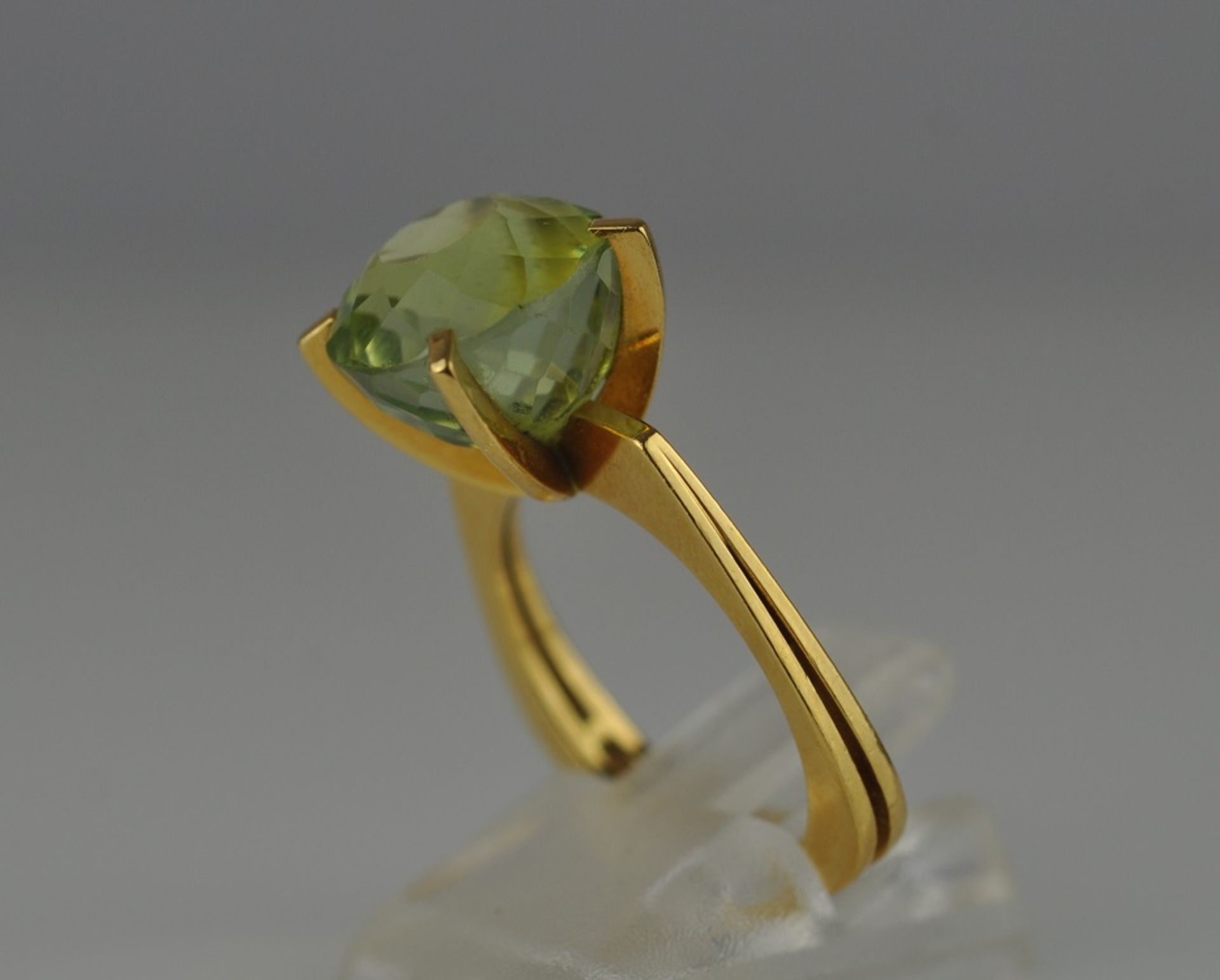 PERIDOTRING runder geschliffener Peridot, D 12mm, in moderner Fassung mit 4 großen Krappen, - Bild 2 aus 2