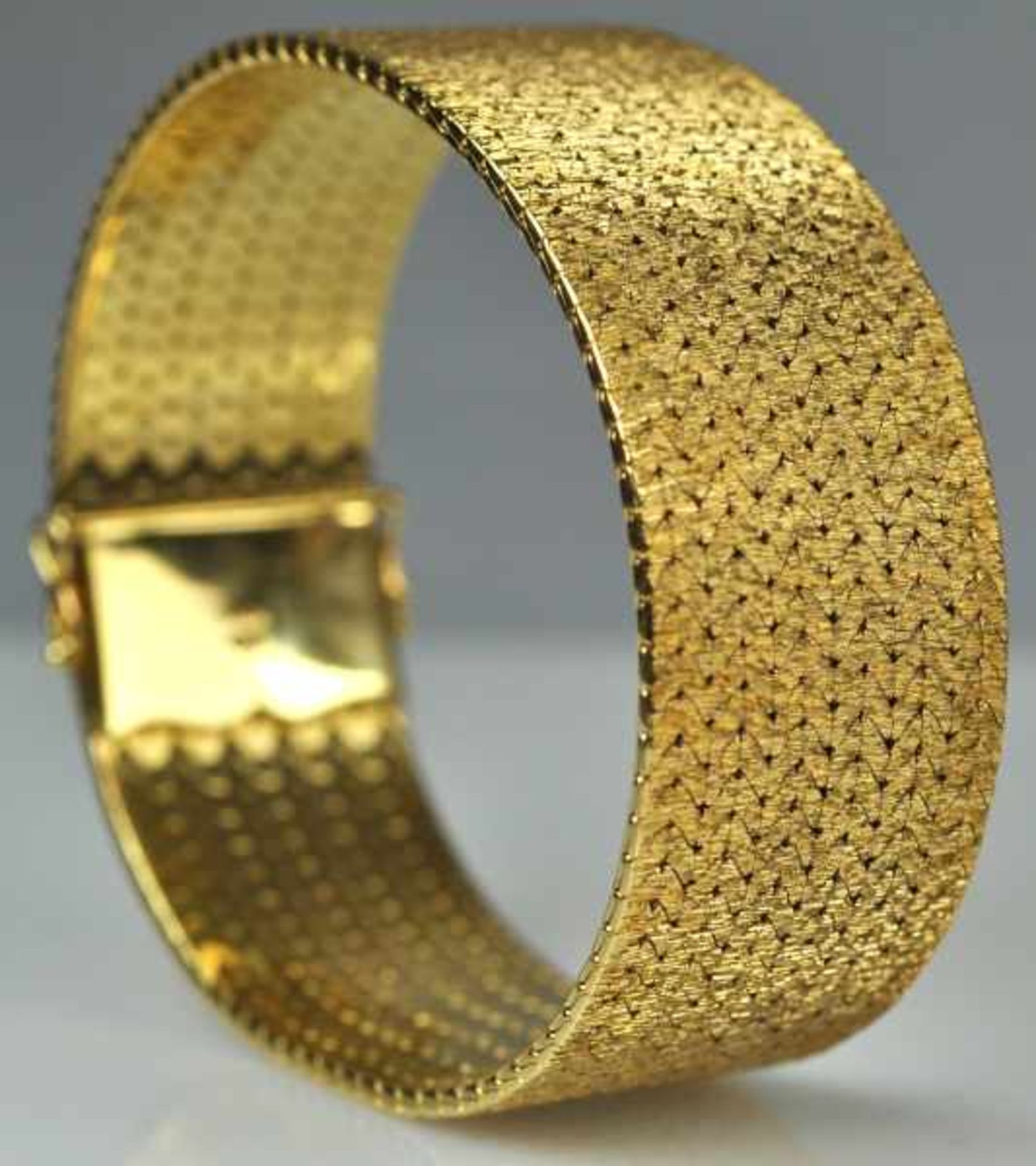 ARMBAND breites, satiniertes Band, Gelbgold 18ct, Goldschmiedemarke "CB", Bucherer Schweiz, 99g,