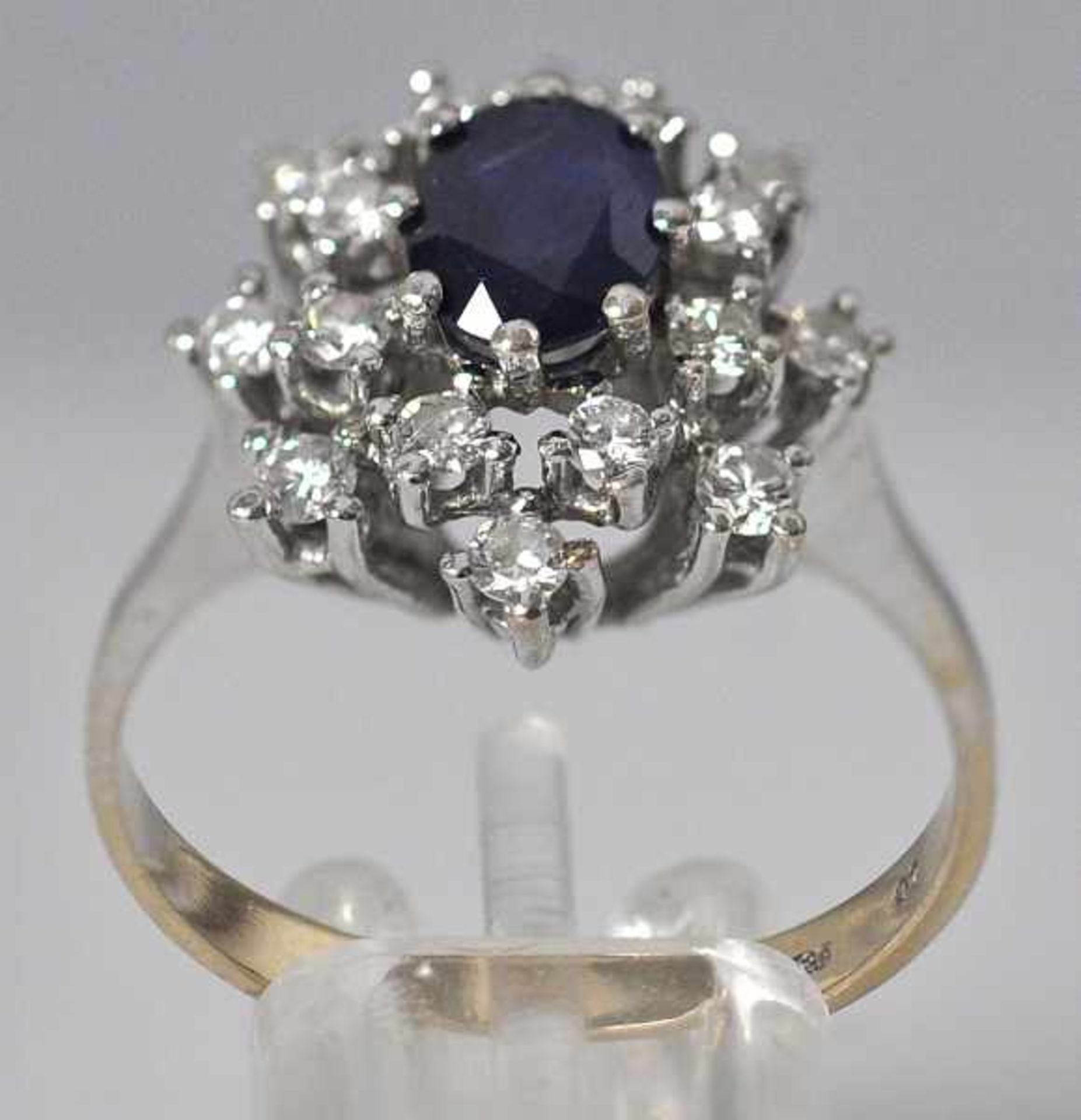 SAPHIR-RING ovaler blauer, geschliffener Saphir umgeben von 16 Brillanten in Weißgoldfassung 14ct, - Bild 3 aus 4