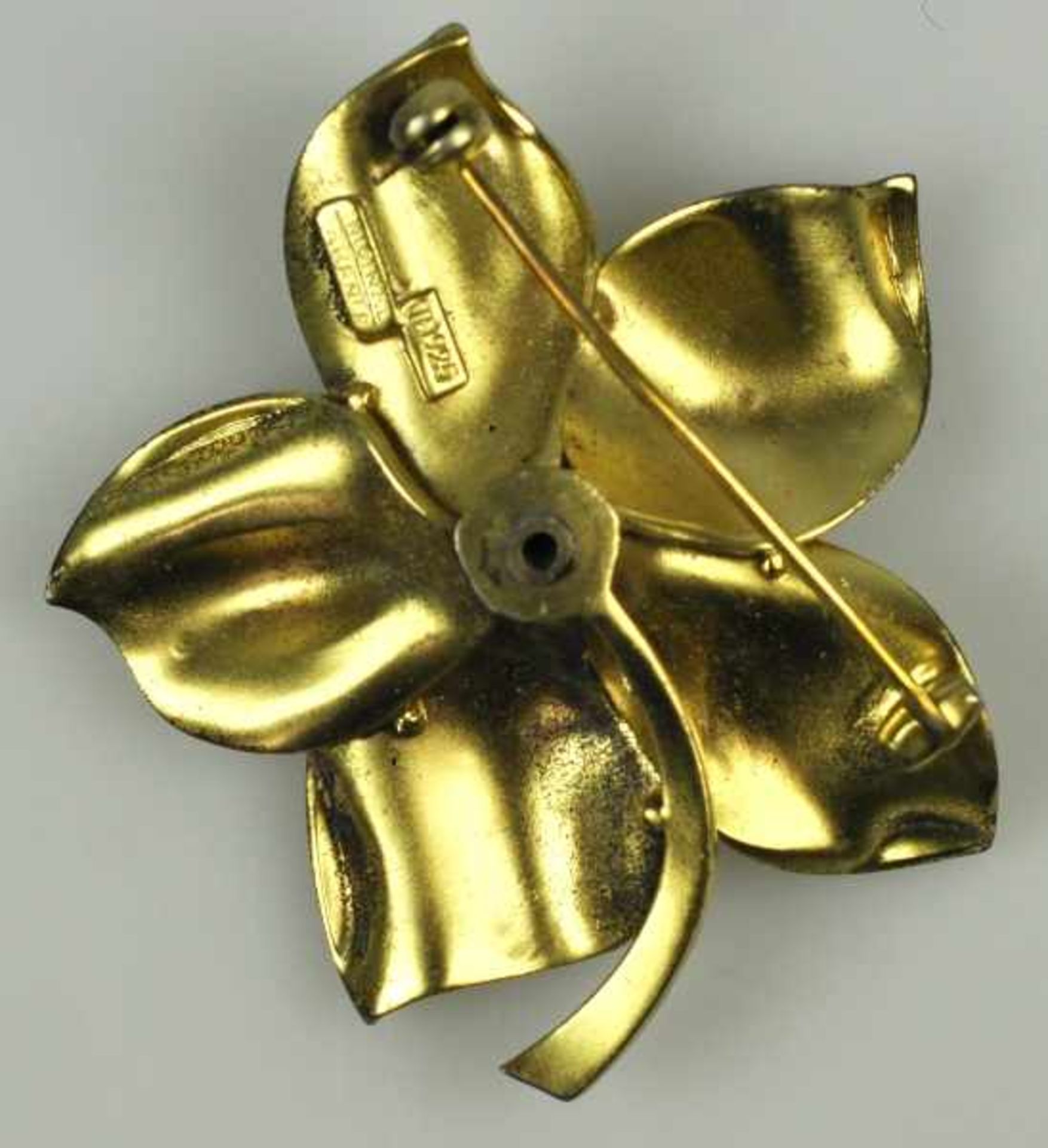FAHRNER-BROSCHE Blütenform besetzt mit Markasiten und Perle, rückseitig signiert: "Monogramm und - Image 2 of 3