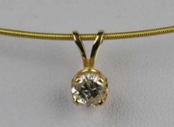 COLLIER Diamant-Anhänger mit Solitärbrillant 0,58ct, w,p, in 4 Krappen gefasst, an Goldseil mit