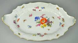 GROSSE PLATTE oval, mit zwei Griffen, gewellter Rand mit Reliefdekor, feine polychrome Blütenmalerei