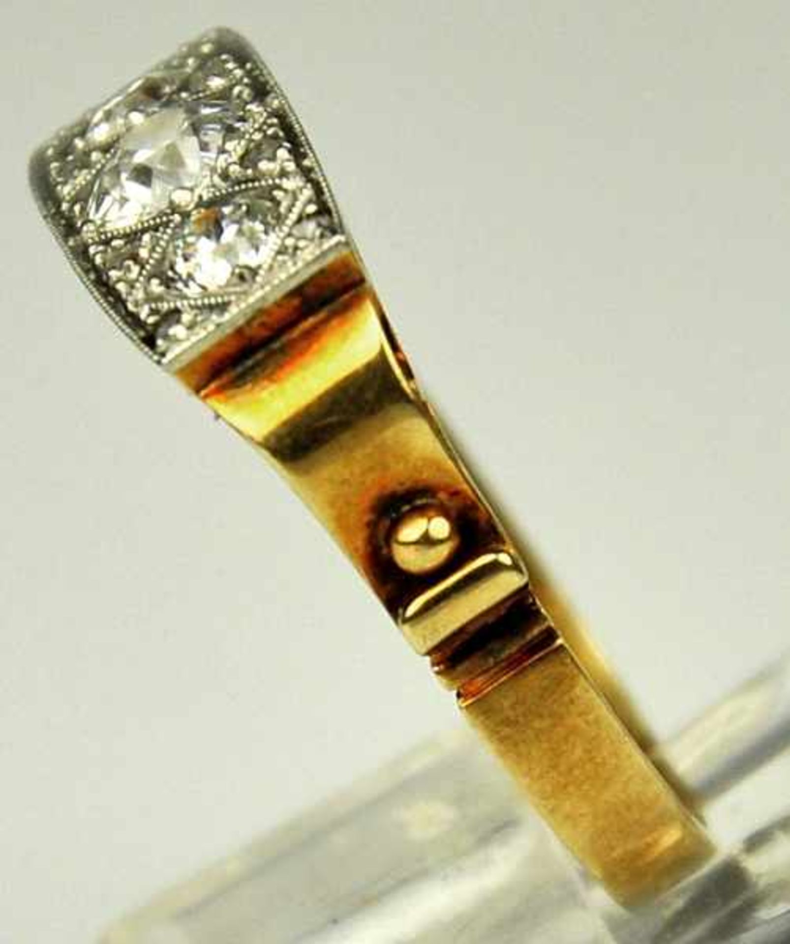 DIAMANT-RING rechteckige Schauseite besetzt mit 3 grösseren Altschliffdiamanten um 0,7-0,75ct, - Image 3 of 5