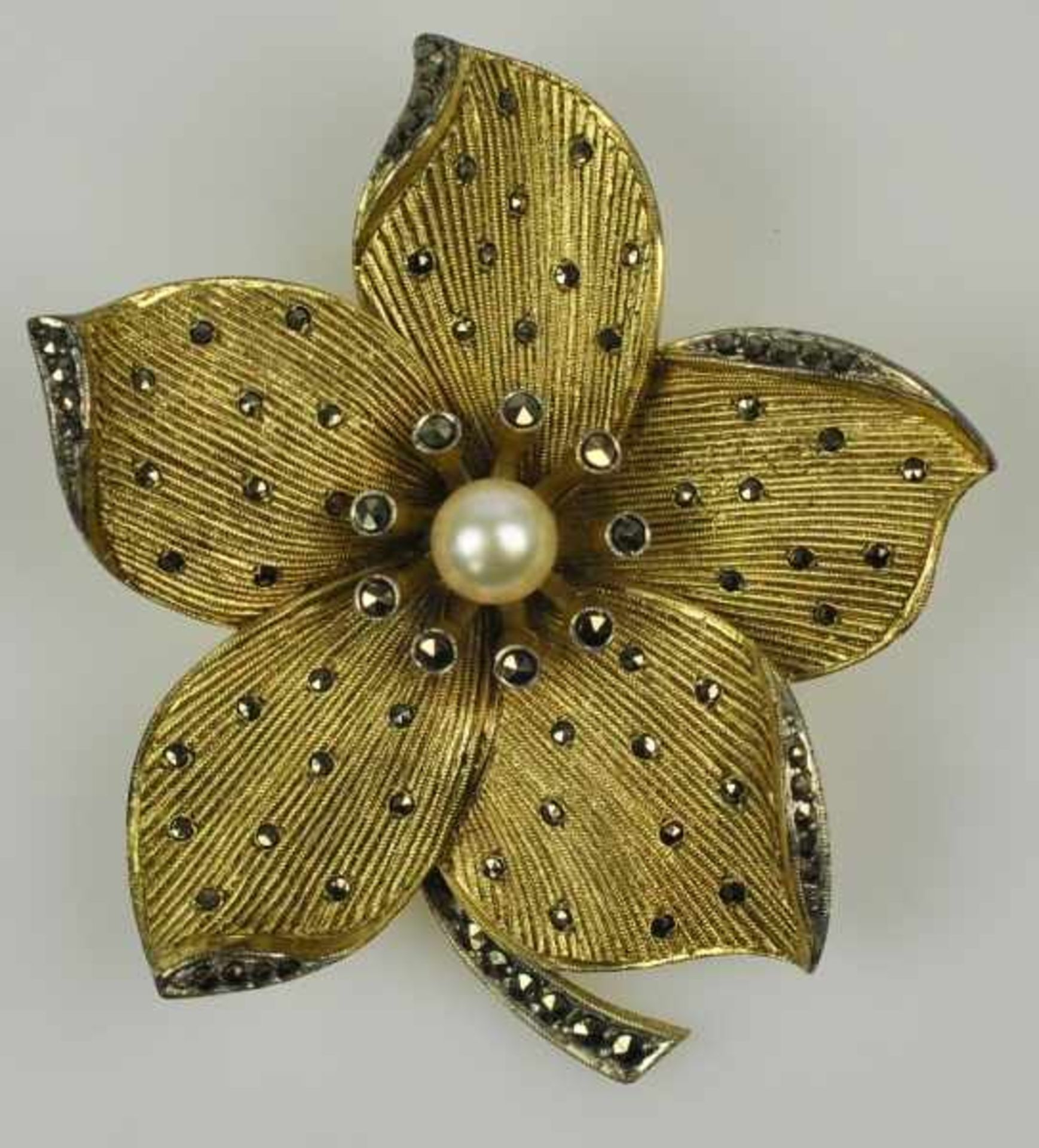 FAHRNER-BROSCHE Blütenform besetzt mit Markasiten und Perle, rückseitig signiert: "Monogramm und