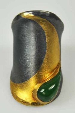 ZOBEL-RING längliche Form, Dekor mit goldener Mondsichel auf welcher ein grüner Jadetropfen in der