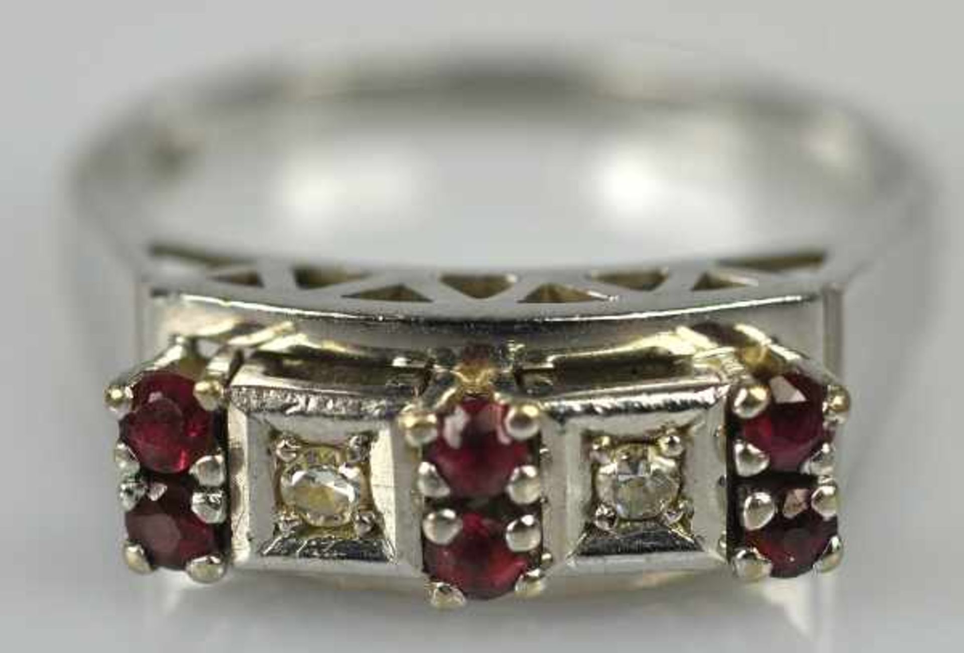 RING besetzt mit 2 Diamanten in viereckiger Fassung und 6 kleinen Rubinen, Fassung mit