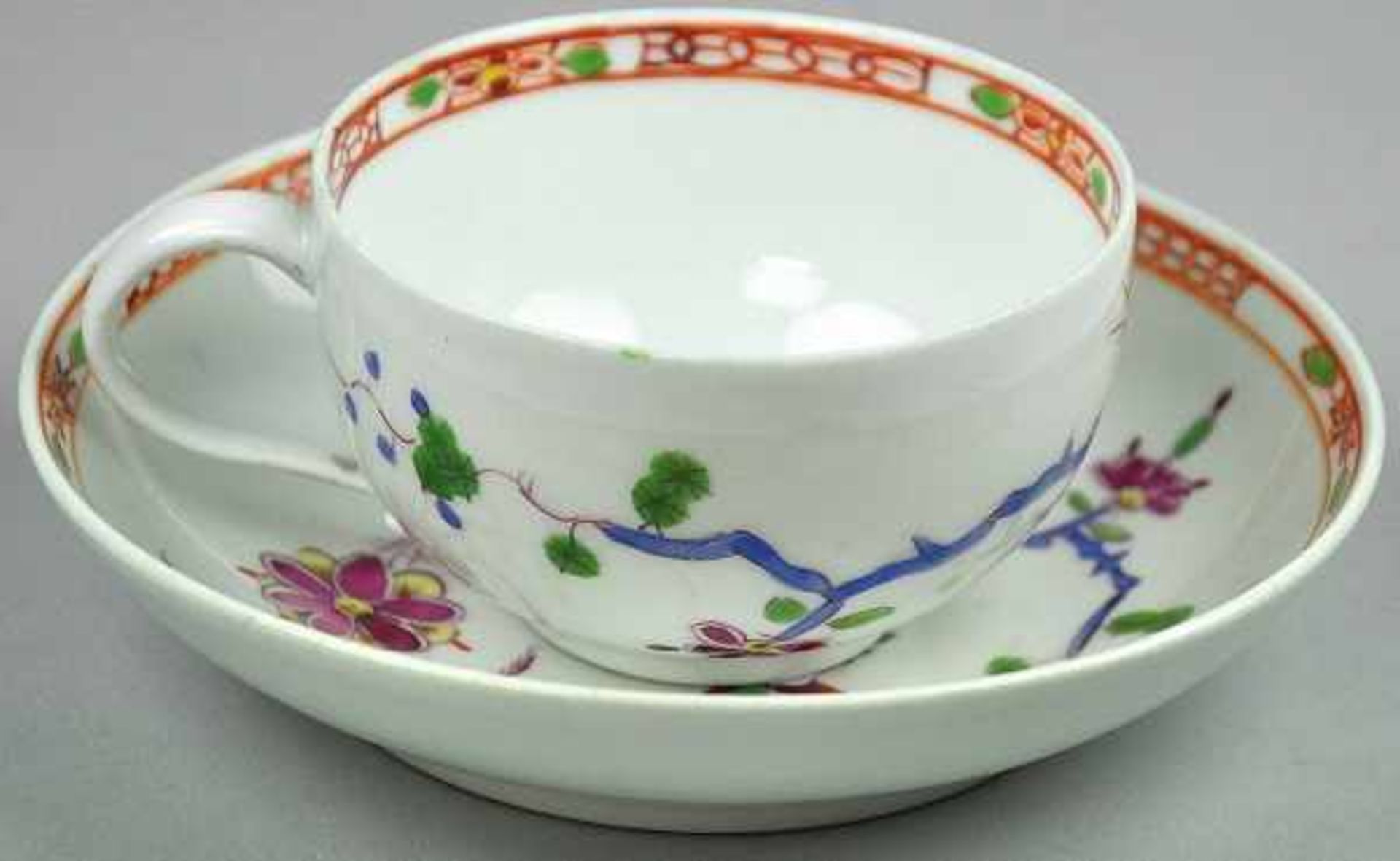 TASSE mit Untertasse, fein poychrom bemalt mit Kakiemon-Dekor, Meissen, Ende 18.Jh./Anfang 19.Jh.,