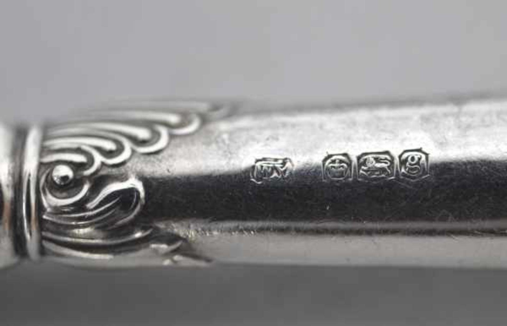 ZWEI LUPEN mit Pistolengriffen, eine mit Palmettenverzierung, England, L 13cm - Image 2 of 2