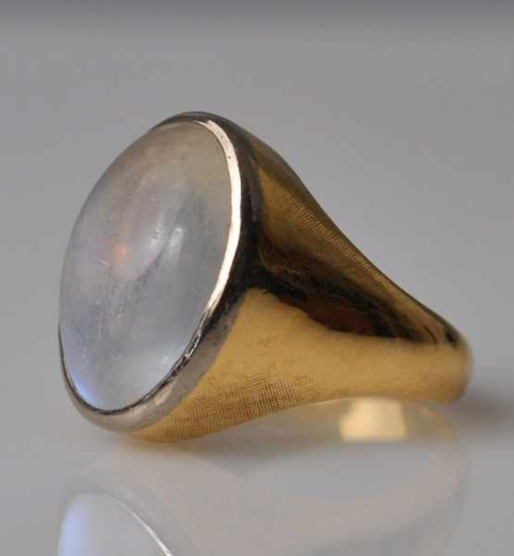 RING großer, ovaler Mondstein-Cabochon 16x12mm in schlichter Gelbgoldfassung mit verbreiterten