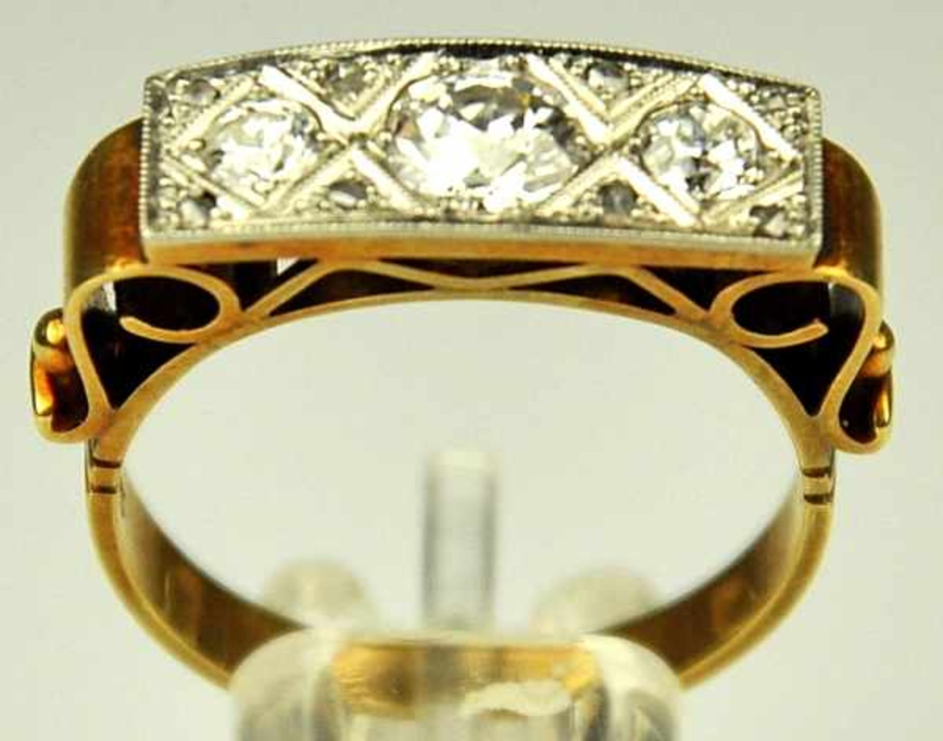 DIAMANT-RING rechteckige Schauseite besetzt mit 3 grösseren Altschliffdiamanten um 0,7-0,75ct, - Image 2 of 5