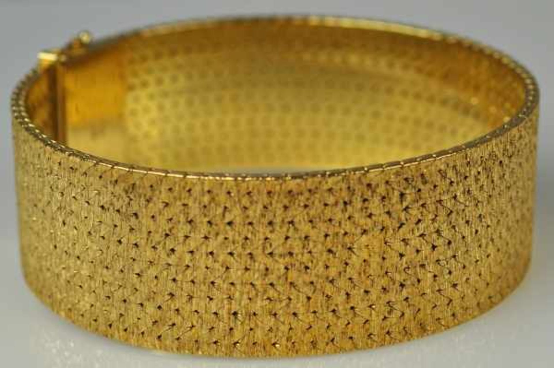 ARMBAND breites, satiniertes Band, Gelbgold 18ct, Goldschmiedemarke "CB", Bucherer Schweiz, 99g, - Bild 2 aus 4