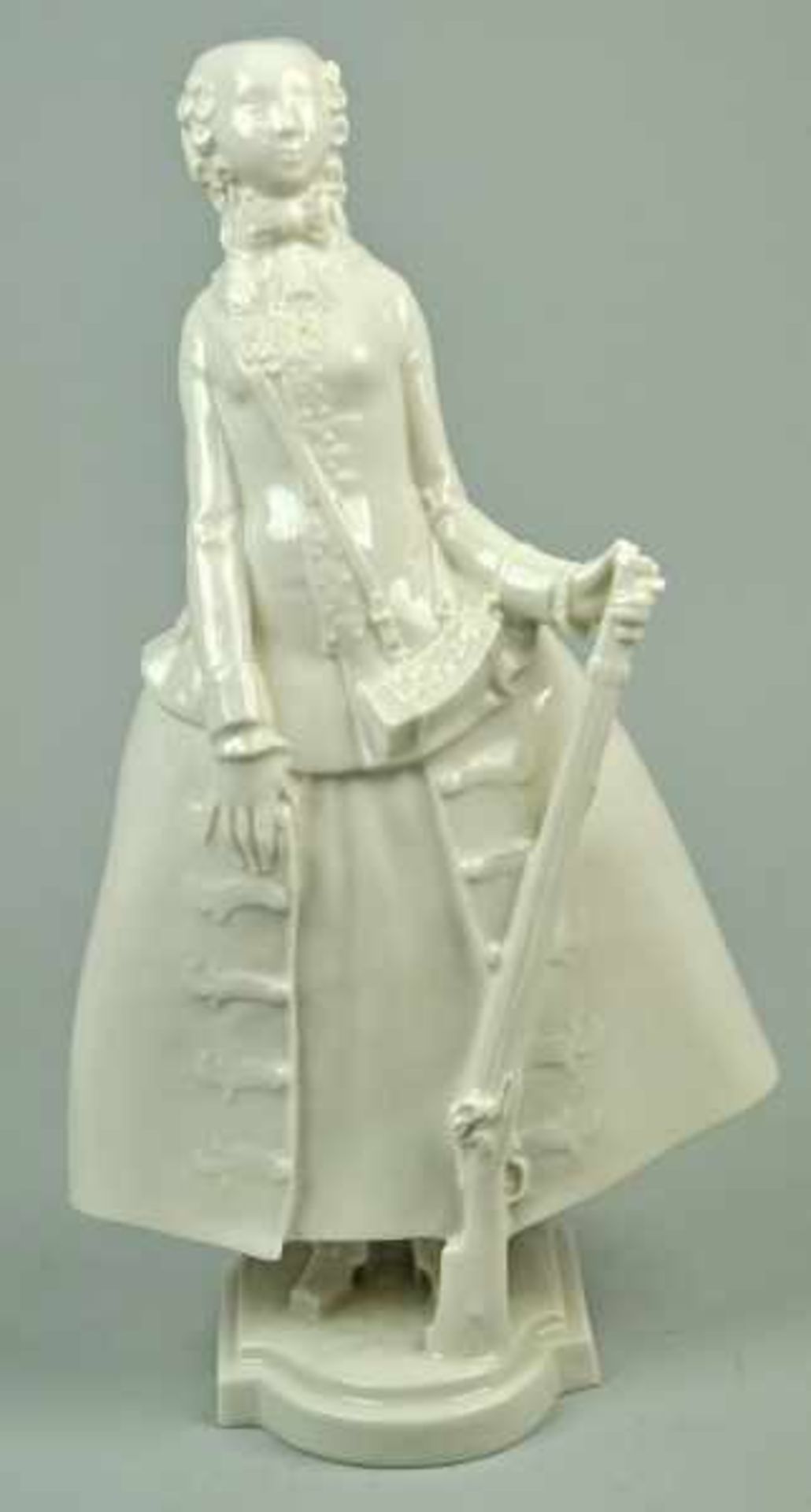 JÄGERPAAR Weißporzellanfiguren in Rokokokleidung, jeweils mit einer Flinte u. auf Basis stehend, - Image 4 of 6
