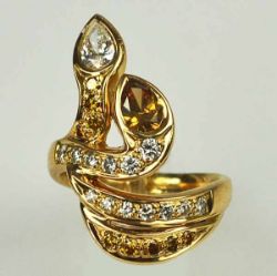 REPRÄSENTATIVER RING moderne Schlangenform besetzt mit 13 weissen und 9 gelben Diamanten, die