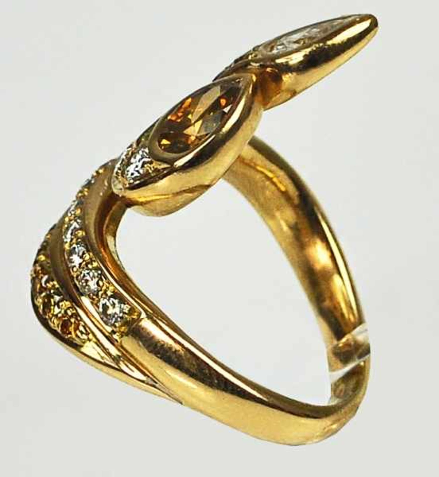 REPRÄSENTATIVER RING moderne Schlangenform besetzt mit 13 weissen und 9 gelben Diamanten, die - Image 2 of 2