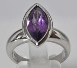 AMETHYSTRING geschliffener Amethyst in Navetteform, schlichte Fassung, Weißgold 18ct, 7,2g, Gr.57