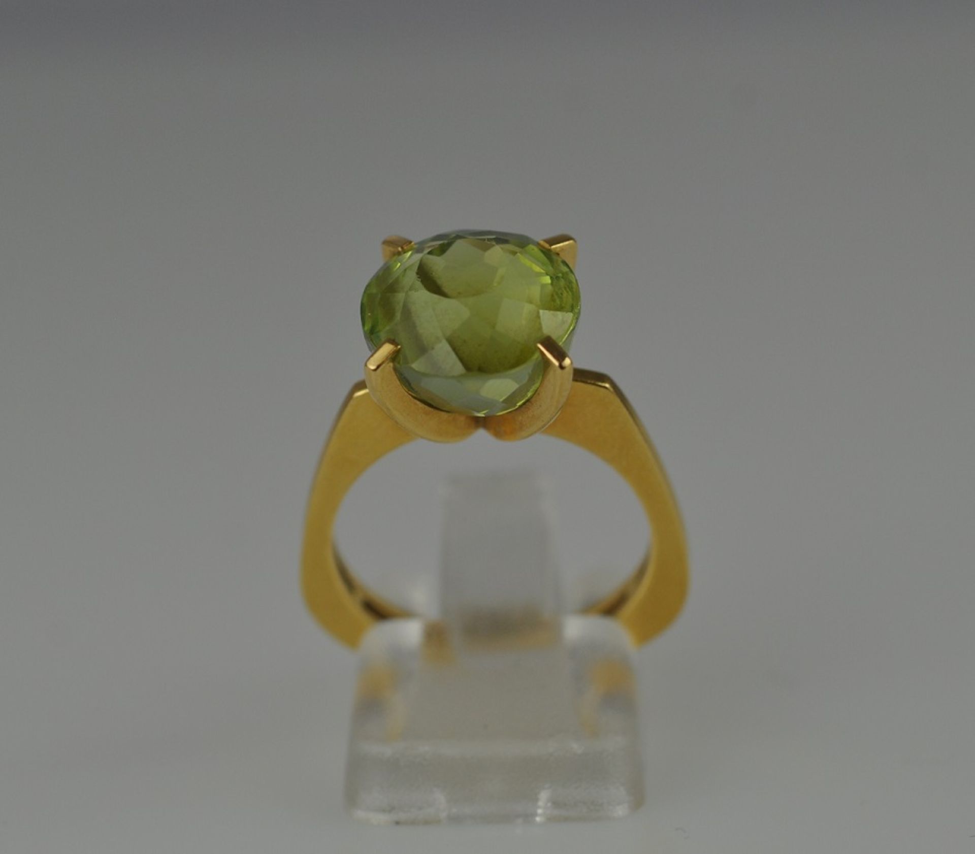 PERIDOTRING runder geschliffener Peridot, D 12mm, in moderner Fassung mit 4 großen Krappen,