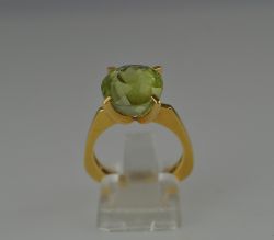 PERIDOTRING runder geschliffener Peridot, D 12mm, in moderner Fassung mit 4 großen Krappen,