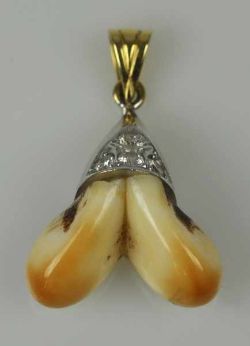 JAGDSCHMUCK Anhänger besetzt mit 2 Grandln und 4 Brillanten auf der Fassung, bicolor, Gold 14ct,