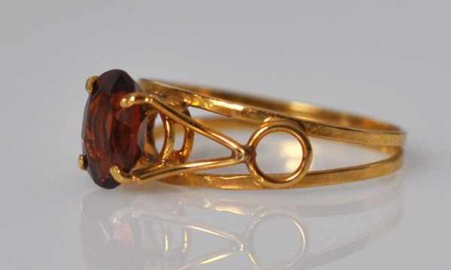 RING ovaler geschliffener Granatstein in durchbrochener Gelbgold Fassung 18ct, 2g, Gr. 53,5 - Bild 3 aus 3