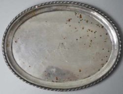OVALES SILBERTABLETT Rand mit Rillenrelief, im Spuiegel W oder M, Venedig, Silber 800, 298gr,