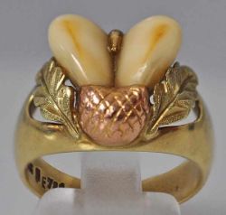 GRANDLRING zwei Grandln mit farbigem Eichenblaubdekor auf einem breiten Gelbgoldring, Gold 14ct, 7,