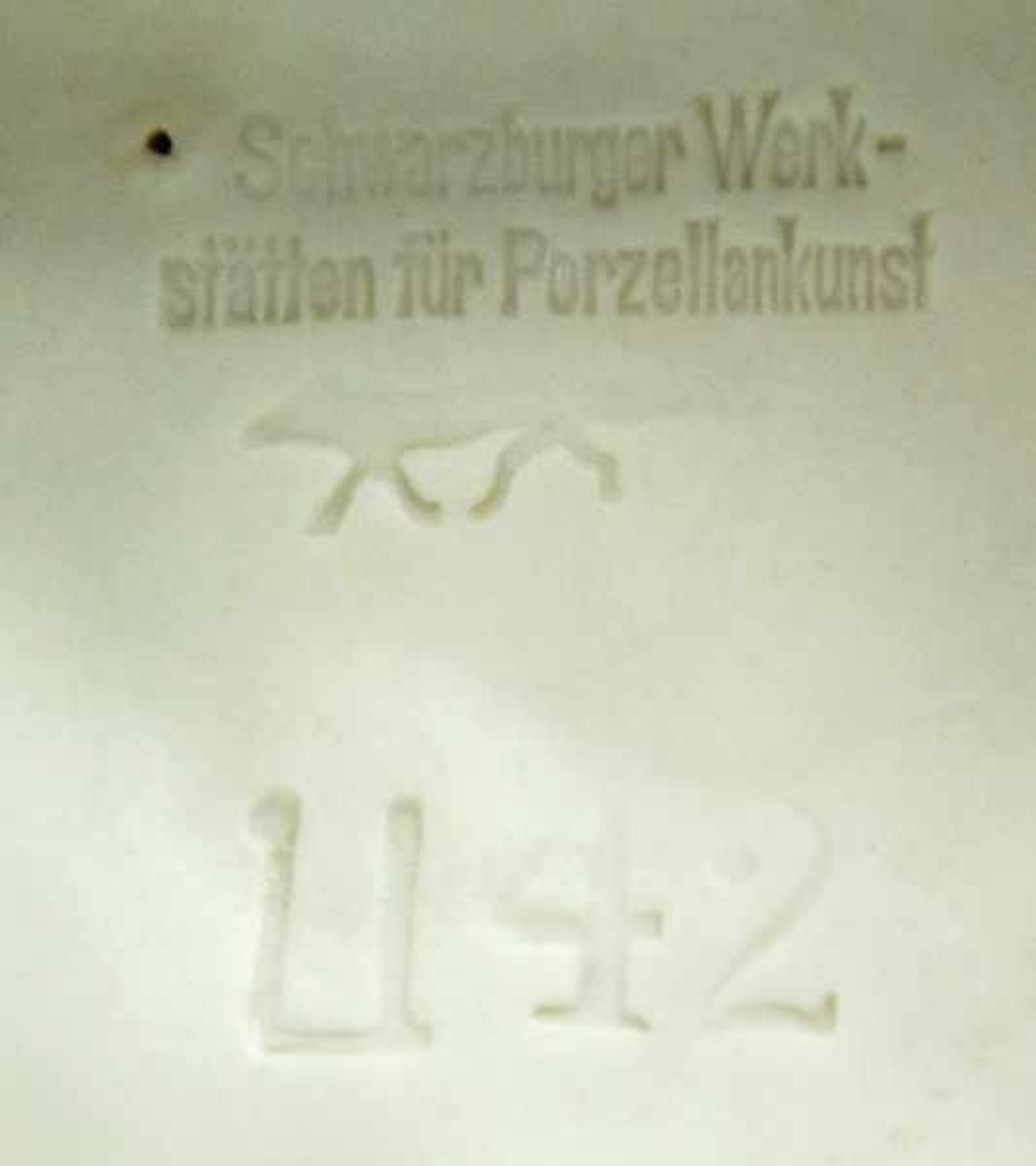 JÄGERPAAR Weißporzellanfiguren in Rokokokleidung, jeweils mit einer Flinte u. auf Basis stehend, - Image 6 of 6
