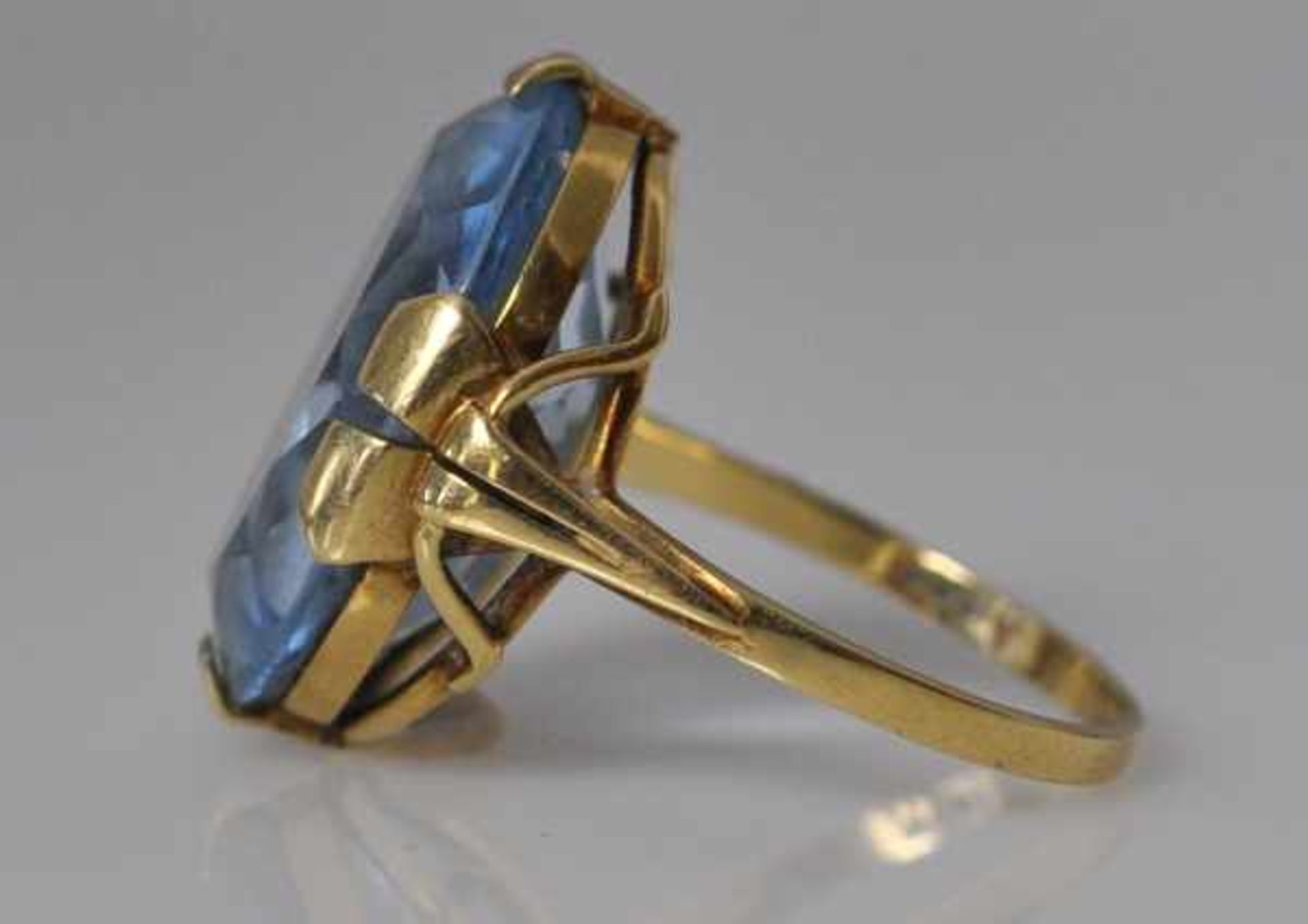 RING grosser, ovaler, geschliffener Blautopas, 20x13mm, in Goldfassung 14ct mit durchbrochenen - Bild 2 aus 3
