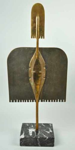 PIZZINI Helmut (Italien 1961) "Vogel", abstrahierende Figur mit Flügeln u. Schnabel, Metall, auf