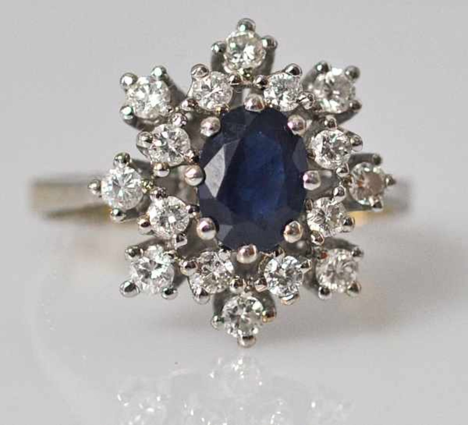 SAPHIR-RING ovaler blauer, geschliffener Saphir umgeben von 16 Brillanten in Weißgoldfassung 14ct, - Bild 2 aus 4