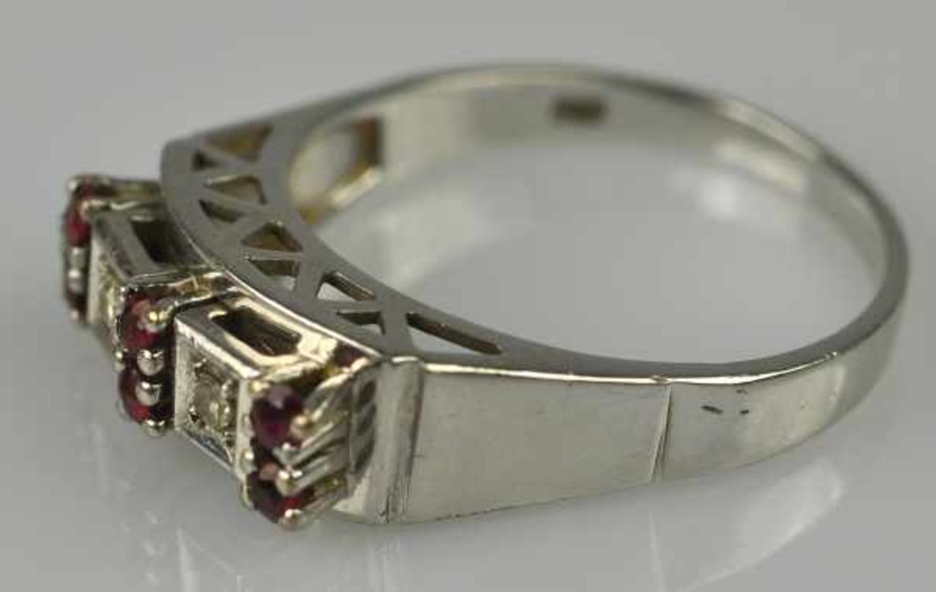 RING besetzt mit 2 Diamanten in viereckiger Fassung und 6 kleinen Rubinen, Fassung mit - Image 3 of 4