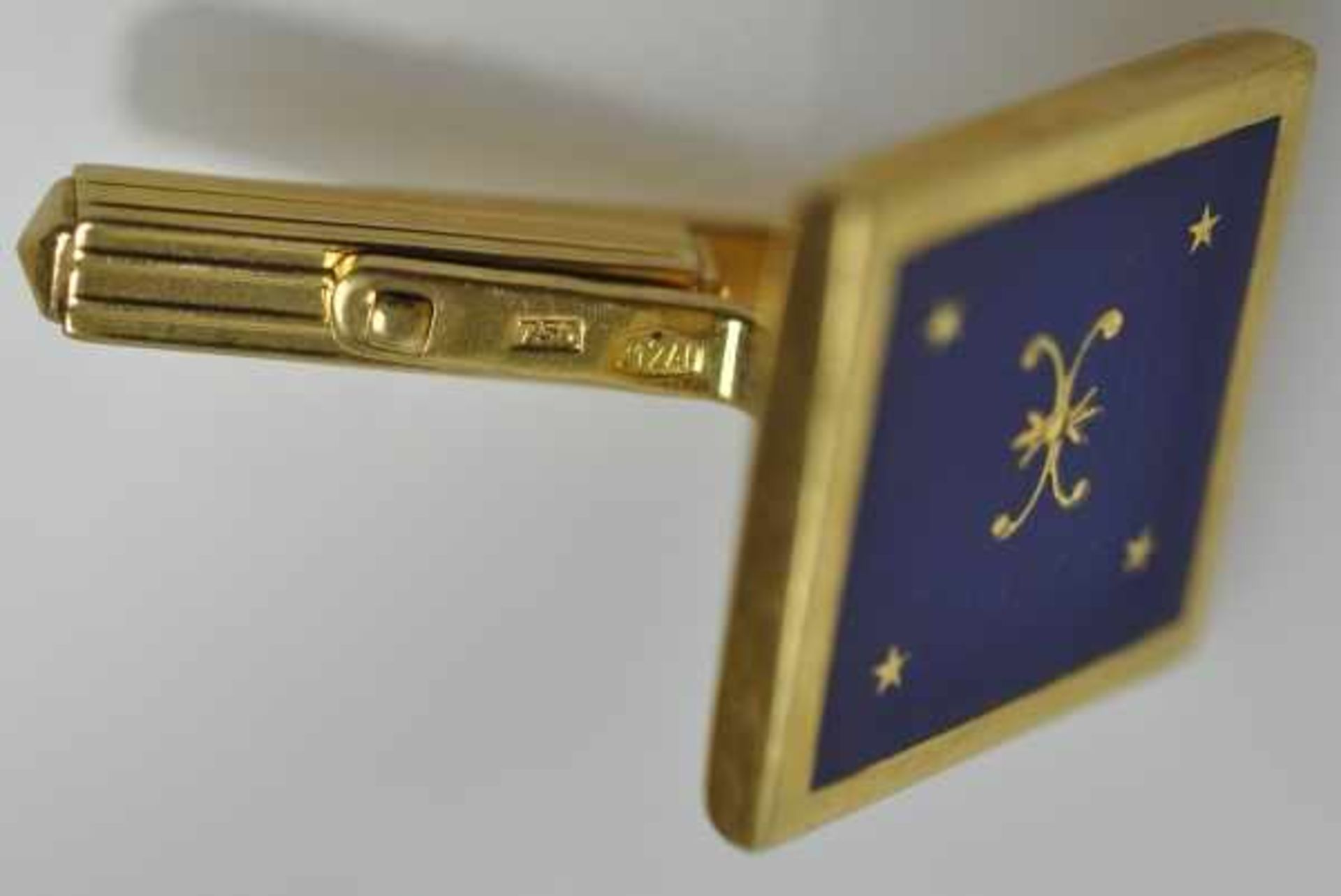 PAAR MANSCHETTENKNÖPFE viereckig, blaues Email mit eingelegten Goldelementen als Dekor, Gelbgold - Image 3 of 3
