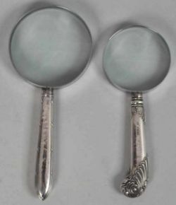 ZWEI LUPEN mit Silbergriffen, eine mit Palmettenverzierung, England, L 13cm u. 15cm