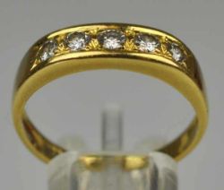 BANDRING besetzt mit 5 Brillanten, fassung Gelbgold 18ct, Marke "CB" (C. Bucherer, Schweiz), 2,2g,