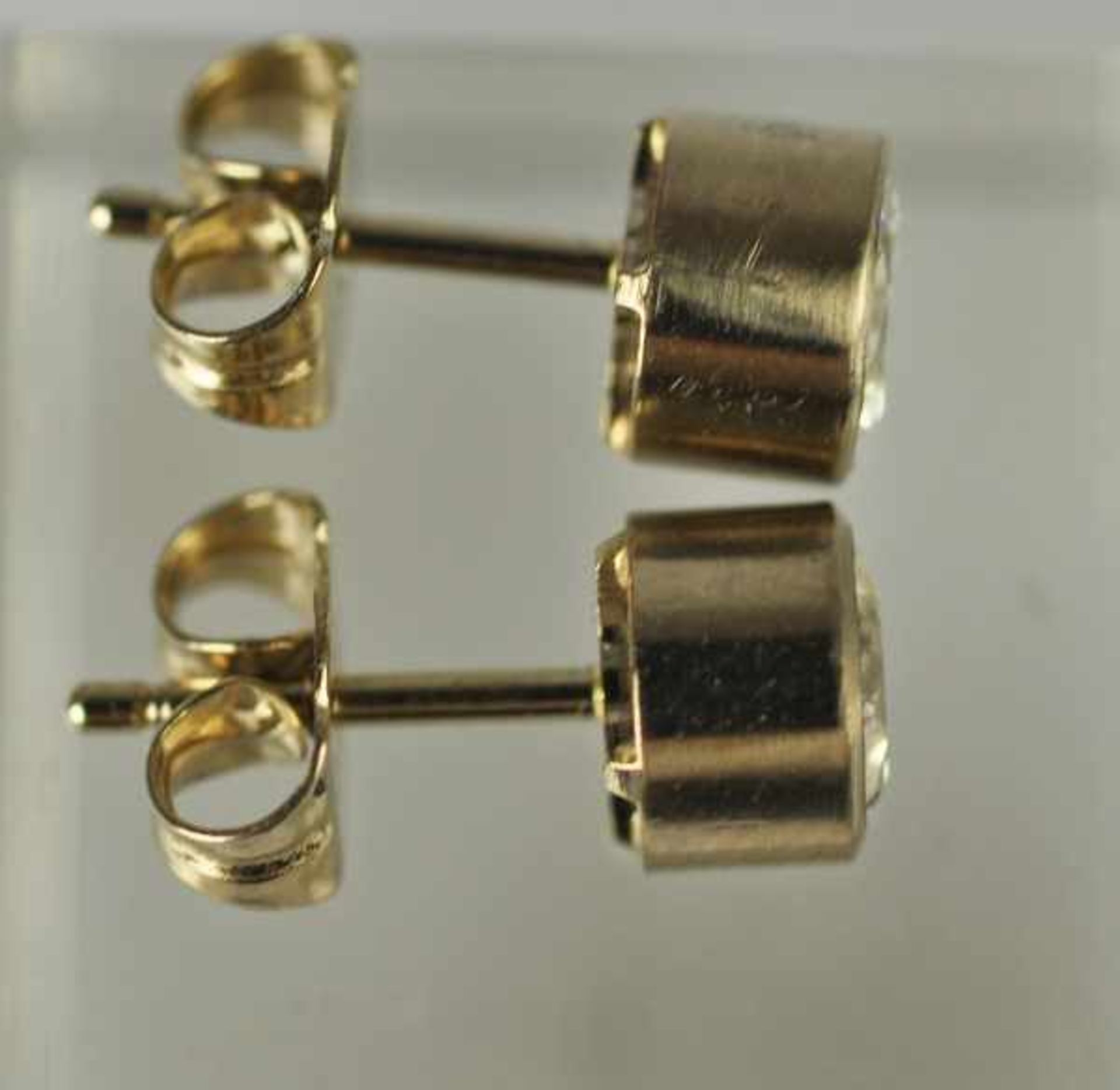 PAAR OHRSTECKER Solitärbrillanten je um 0,5ct W, vs, gesamt 1ct in schlichter runder Weißgoldfassung - Bild 2 aus 2