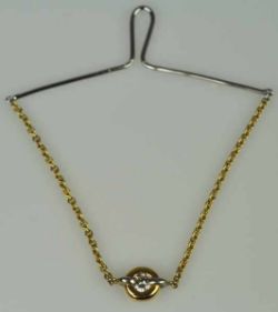 KRAWATTENHALTER gebogter Halter mit feiner Kette und Brillant um 0,15ct in zweifarbiger, runder