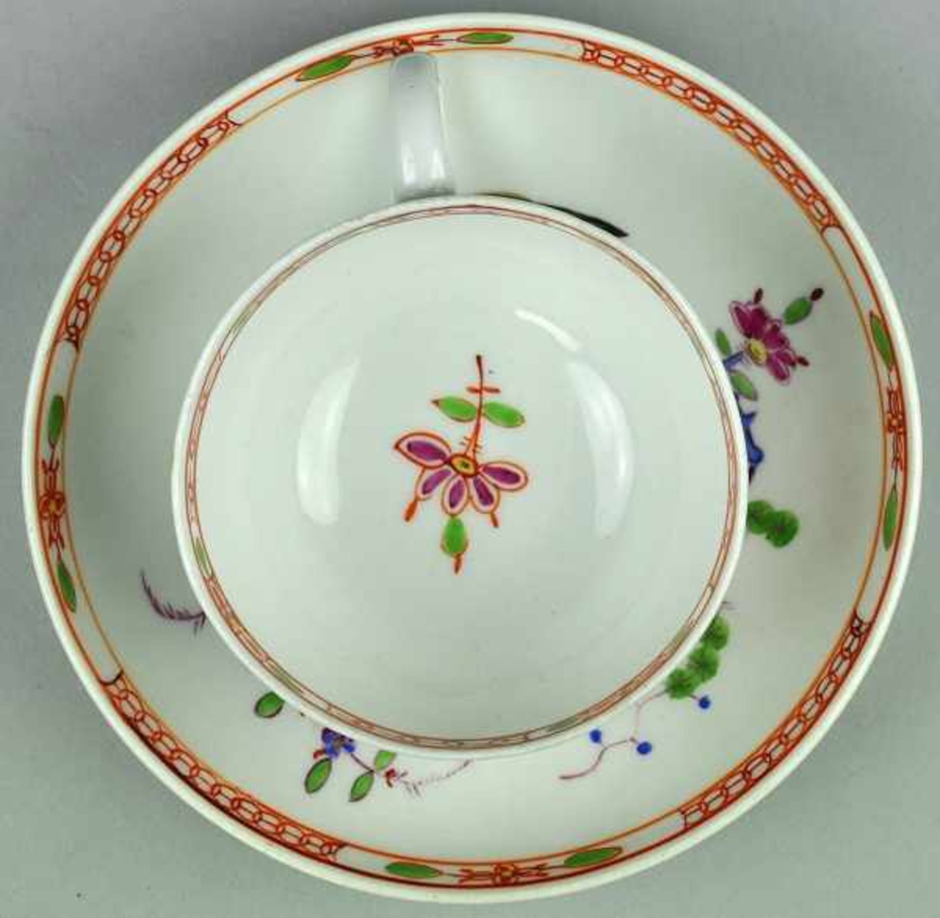 TASSE mit Untertasse, fein poychrom bemalt mit Kakiemon-Dekor, Meissen, Ende 18.Jh./Anfang 19.Jh., - Bild 3 aus 4