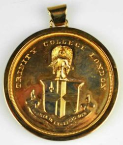 GOLDMEDAILLE "Trinity College London" Pianistenorden, Gold 15ct. Fassung als Anhänger zu tragen,