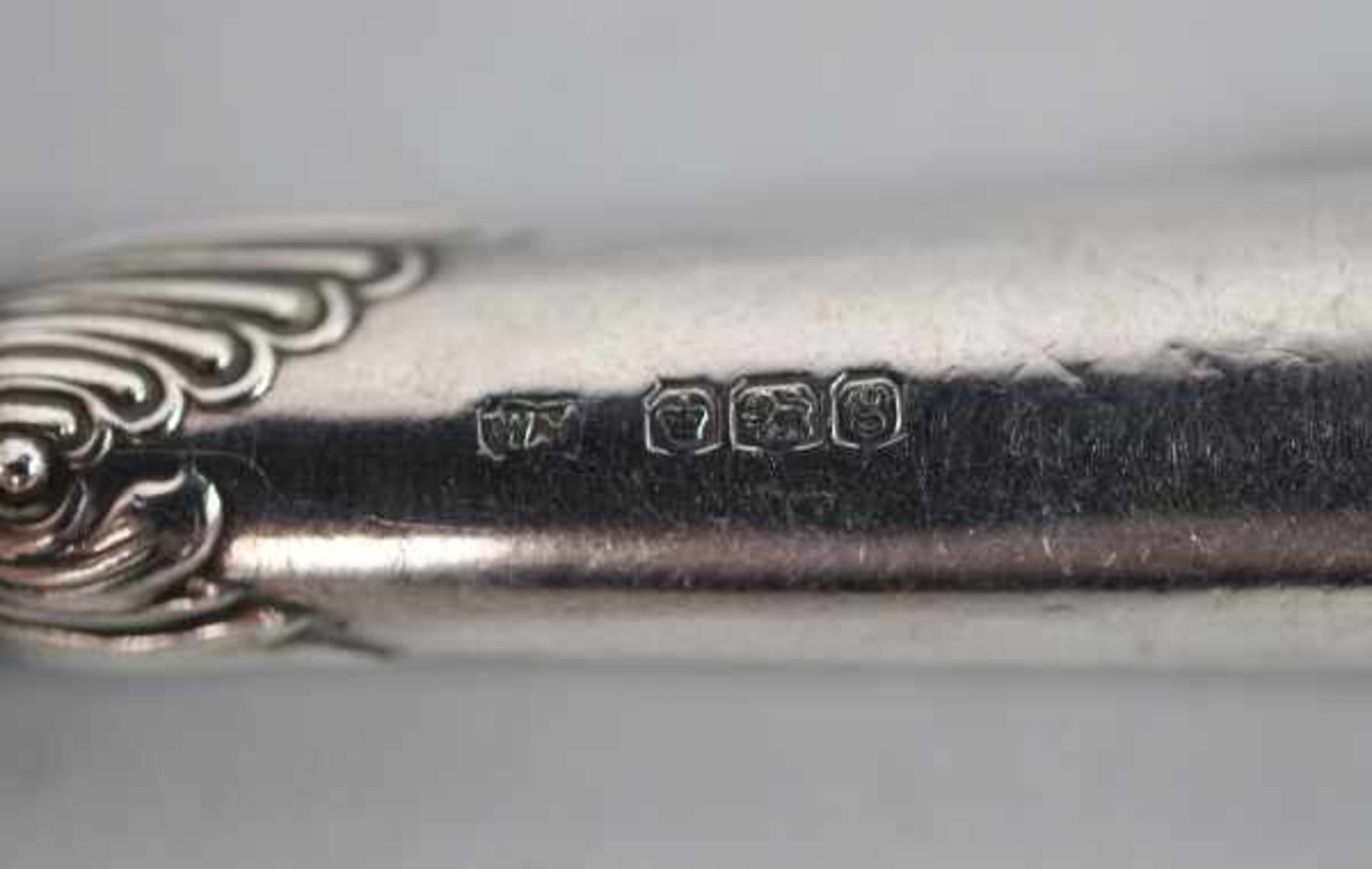 ZWEI LUPEN mit Silbergriffen, eine mit Palmettenverzierung, England, L 13cm u. 15cm - Bild 2 aus 2