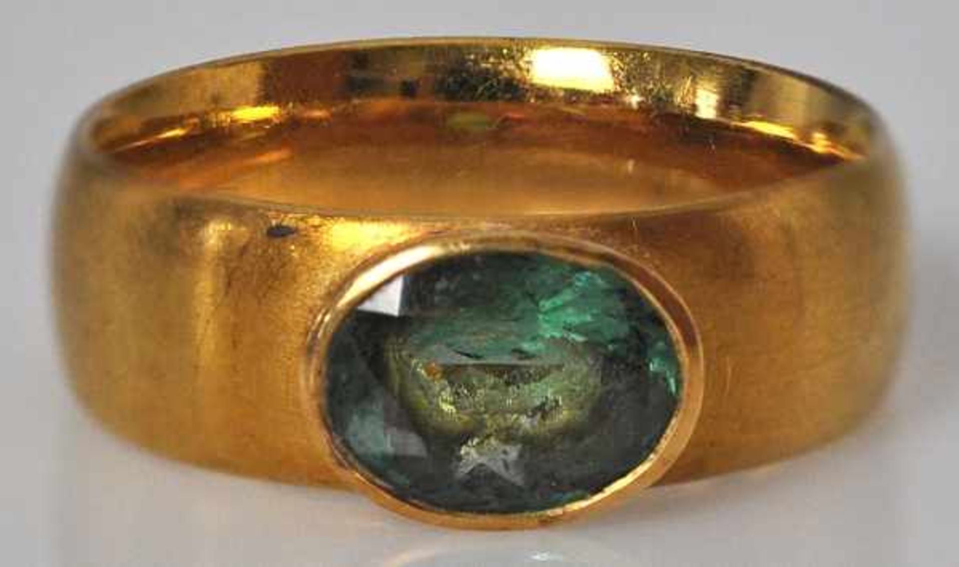 RING ovaler, geschliffener Turmalin in breiter Goldfassung 18ct, Goldschmiedestempel "MP" - Bild 3 aus 3