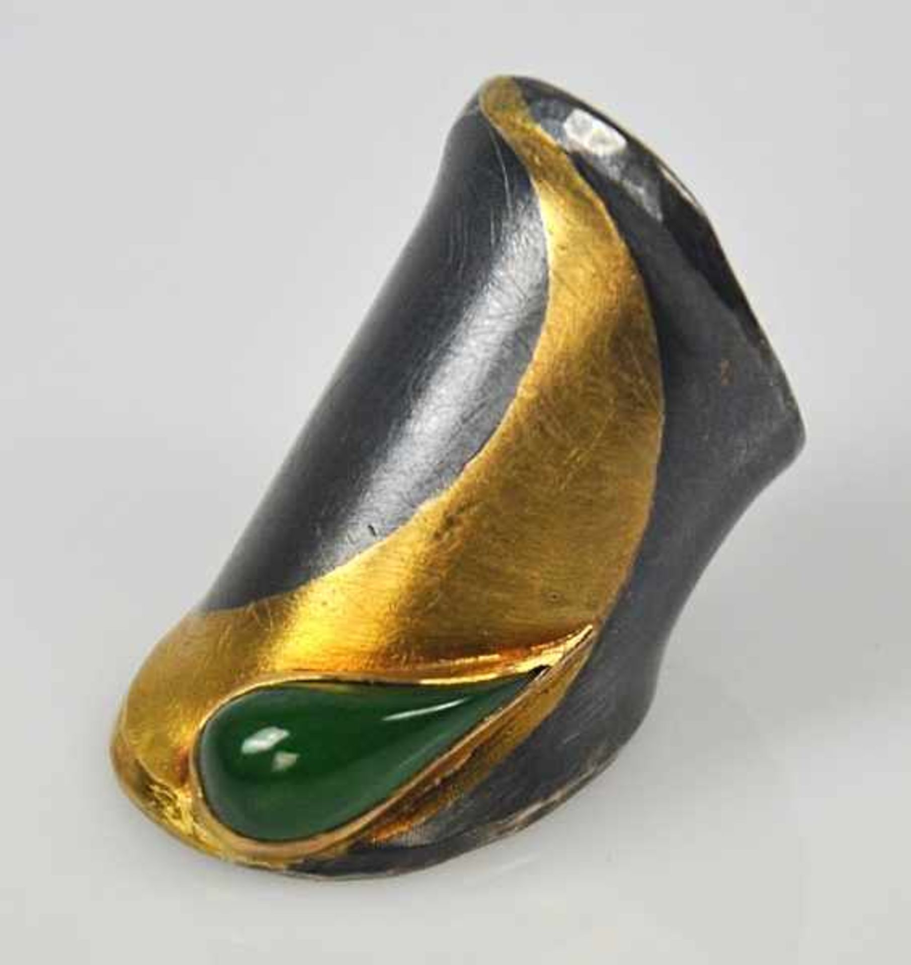 ZOBEL-RING längliche Form, Dekor mit goldener Mondsichel auf welcher ein grüner Jadetropfen in der - Bild 2 aus 3