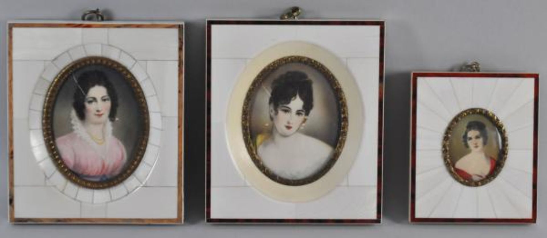 3 MINIATURMALEREIEN "Damenportraits" als Brustbild auf Elfenbein, signiert u. monogrammiert, in