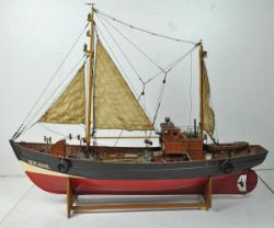 MODELLSCHIFF Segelschiff "HF 408", polychrom gestalteter Kunststoff, L 66cm u. H 46cm, auf