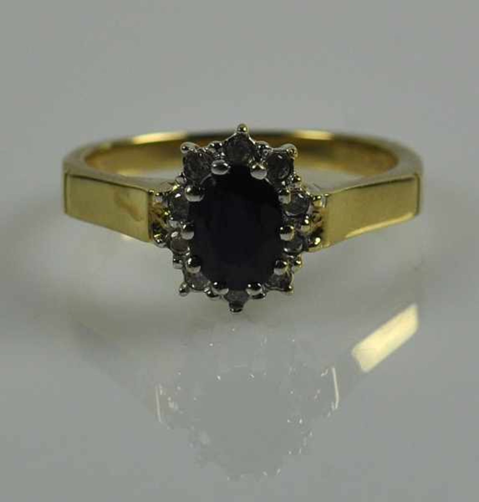 SAPHIRRING ovaler, geschliffener Saphir im Diamantkranz, Gelbgoldfassung 14ct, Gr. 55