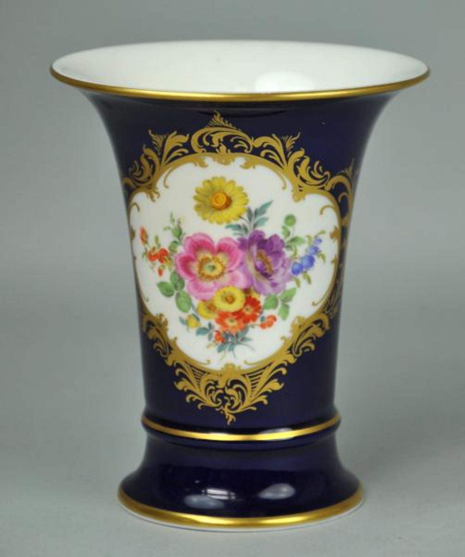 VASE Trichter/Trompetenform, kobaltblau mit Goldstaffage, Vorderseite mit reicher polychromer