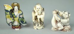 3 NETSUKE zwei schwarz/ braun staffiert, das dritte polychrom bemalt, alle drei signiert, Elfenbein,