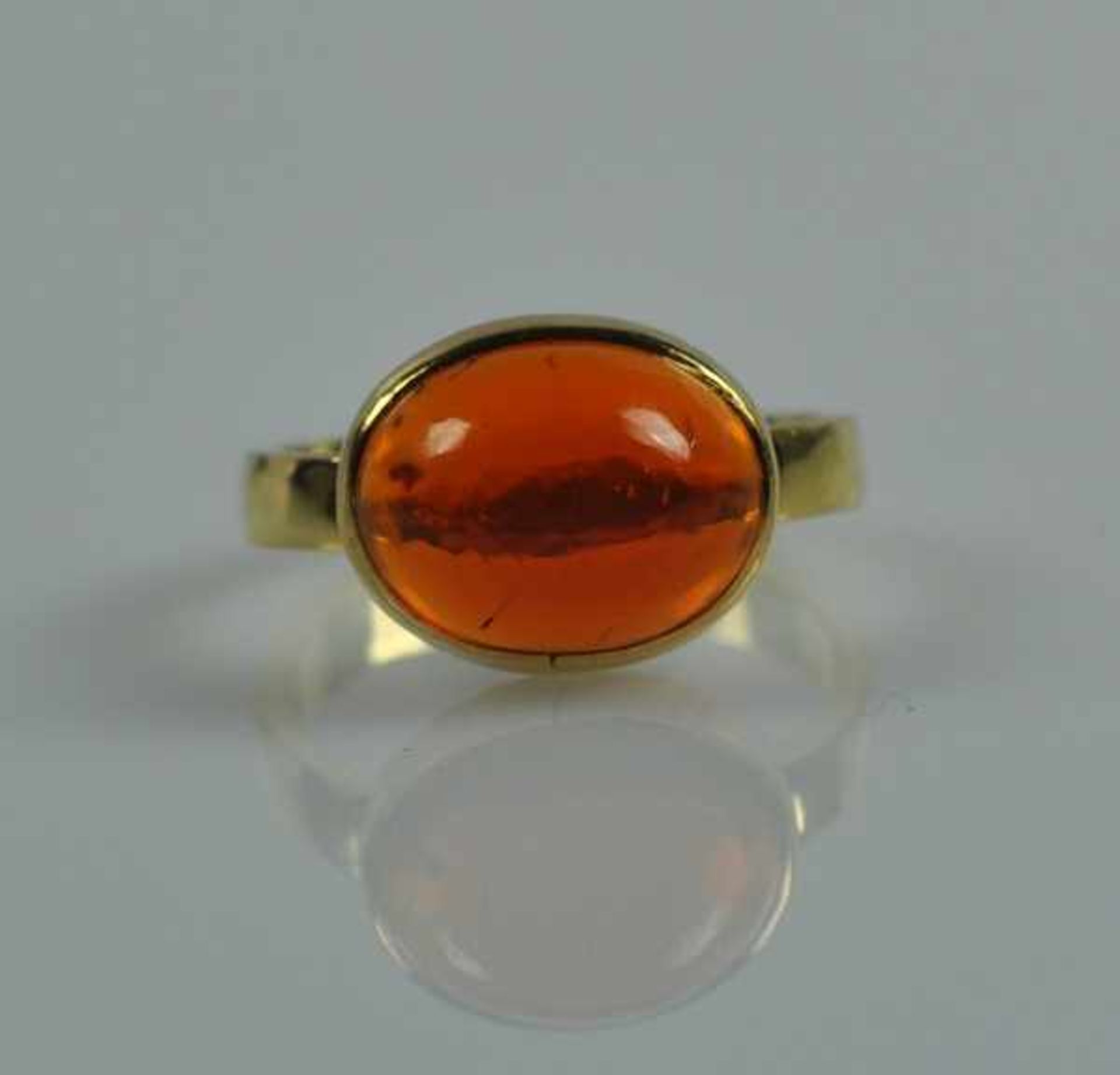 RING mit ovalem Feueropal- Cabochon in schlichter Gelbgoldfassung 18ct, Handarbeit, 4,1g, Gr. 53