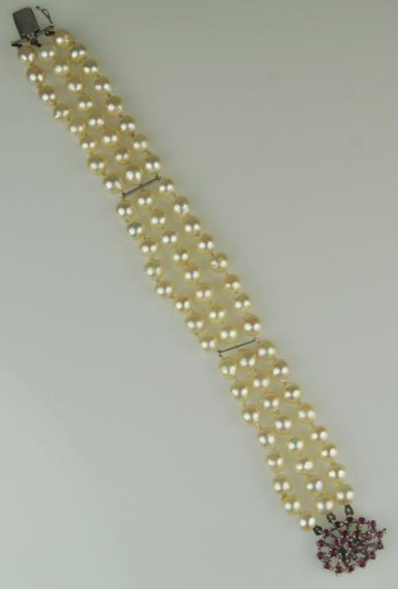 ZUCHTPERLEN-ARMBAND drei Reihen mit 72 weissen Perlen D um 6mm, leich barock, mit Zwischenstäben aus